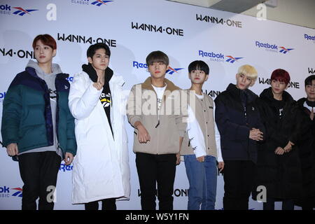 Mitglieder der Koreanischen junge Band will man an einer Werbeveranstaltung für Reebok in Seoul, Südkorea, 11. November 2018. Stockfoto