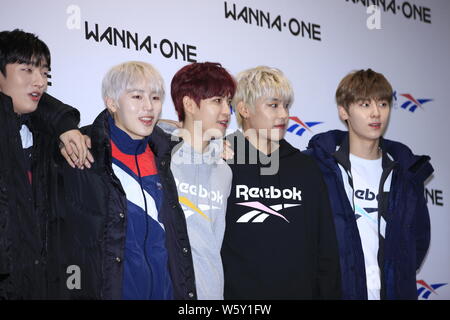 Mitglieder der Koreanischen junge Band will man an einer Werbeveranstaltung für Reebok in Seoul, Südkorea, 11. November 2018. Stockfoto