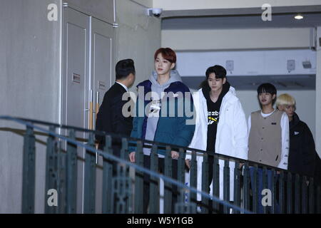 Mitglieder der Koreanischen junge Band will man an einer Werbeveranstaltung für Reebok in Seoul, Südkorea, 11. November 2018. Stockfoto