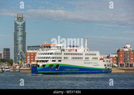 Wightlink Victoria's Wight Portsmouth Harbour verlassen. Neueste Ergänzung der Flotte mit einem Hybrid power systems. Stockfoto