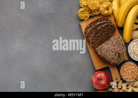 Hoher Ballaststoffgehalt und kohlenhydrathaltige Nahrungsmittel auf grauem Hintergrund Stockfoto