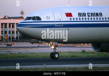 - - Datei - ein Airbus A330-300 Flugzeug von Air China Taxis an der Beijing Capital International Flughafen in Peking, China, 29. August 2018. Als erste Stockfoto