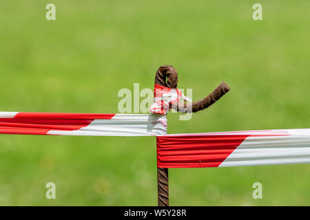 Rote und weiße temporäre Perimeter tape Stockfoto