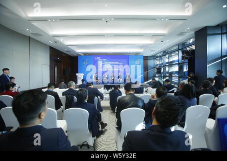 Mario Ho Yau Kwan, rechts, Sohn von Macau casino Tycoon Stanley Ho und als Präsident von Macau Electronic Sports Association, besucht eine sub-forum o Stockfoto