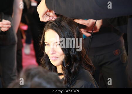 Victoria's Secret Angel und brasilianische Model Adriana Lima ist backstage bei der Haar- und Make-up-Sitzung 2018 Victoria's Secret Fashion Sh Stockfoto