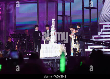(Von links) Jackson Yee oder Yi Wang Junkai Yangqianxi, Karry, und Roy Wang Yuan chinesischer Junge Gruppe TFBoys Pose während 18. Geburtstag Roy Wang von Yuan' Stockfoto