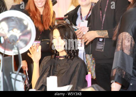 Victoria's Secret Angel und brasilianische Model Adriana Lima ist backstage bei der Haar- und Make-up-Sitzung 2018 Victoria's Secret Fashion Sh Stockfoto