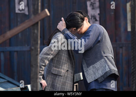 Chinesische Schauspieler Huang Zitao, rechts, besser als Z Tao bekannt, küsst die Schauspielerin Sophie Zhang oder Zhang Xueying während der Dreharbeiten am Set ihres neuen TV Stockfoto