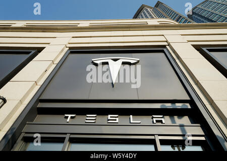 ---- Blick auf ein Tesla Store in Shanghai, China, 9. November 2018. American Electric Automobilhersteller Tesla, die seine erste Fabrik in Übersee Gebäude ist Stockfoto