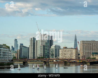 Segelboote auf der Themse mit Dem Shard im Hintergrund, London. Stockfoto