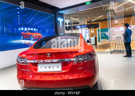 ---- Blick auf ein Tesla Store in Shanghai, China, 31. Oktober 2018. American Electric Automobilhersteller Tesla, die seine erste Fabrik in Übersee Gebäude ist Stockfoto