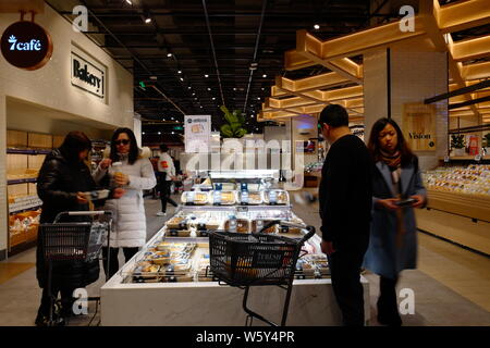 ------ Kunden in einem Offline Store "7 Frische", die frische Lebensmittel Supermarkt der Kette von Chinesischen Online-Händler JD.com, in Peking, China Stockfoto