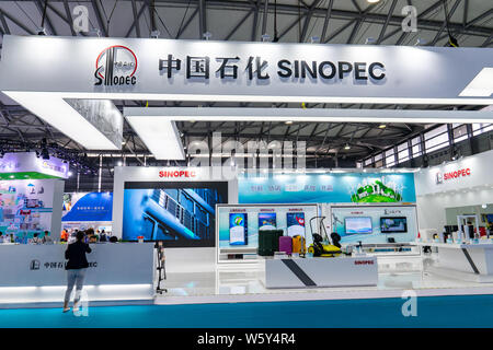 ---- Leute besuchen Sie den Stand von China Petroleum und Chemical Corporation (sinopec) während der Expo in Shanghai, China, 19. September 2018. China's p Stockfoto