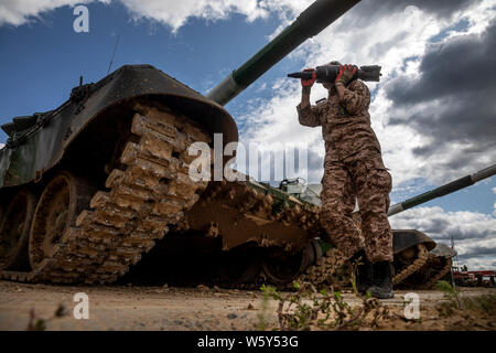 Region Moskau, Russland. 30. Juli 2019 Iranische tank crew Vorbereitung tank T-72 Teil der Ausbildung schießen zu nehmen, bevor Sie den Internationalen Wettbewerb "Tank biathlon-2019" im militärischen Bereich' Alabino", Moskau, Russland Stockfoto