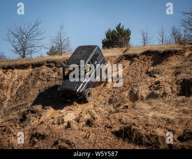 4x4 suv Lkw fahren bergab am Rand des Hügels. Off-road-Konzept Stockfoto