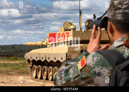 Region Moskau, Russland. 30. Juli 2019 Chinesische tank Typ 96 (ZTZ-96 B) leitet die Ausbildung schießen vor dem Start der internationalen Wettbewerb 'Tank biathlon-2019" im militärischen Bereich' Alabino", Moskau, Russland Stockfoto