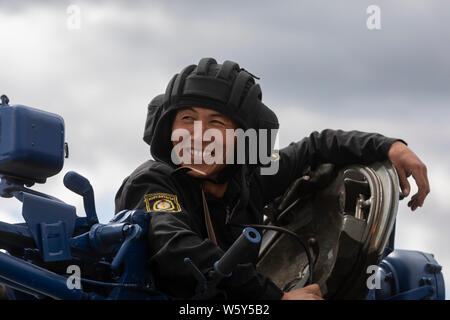 Region Moskau, Russland. 30. Juli 2019 Kirgisisch tank crew Panzer T-72 während der Ausbildung des internationalen Wettbewerbs "Tank biathlon-2019'-Laufwerken im militärischen Bereich' Alabino", Moskau, Russland Stockfoto