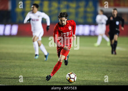 Dänischer Fußballspieler Lasse Vibe von Changchun Yatai dribbelt gegen Tianjin Quanjian in der 29. Runde während der 2018 chinesischen Fußball Associ Stockfoto