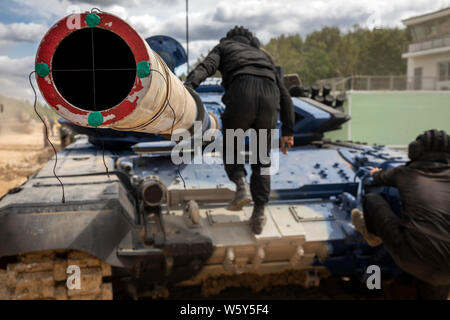 Region Moskau, Russland. 30. Juli 2019 Kirgisisch tank crew Panzer T-72 während der Ausbildung des internationalen Wettbewerbs "Tank biathlon-2019'-Laufwerken im militärischen Bereich' Alabino", Moskau, Russland Stockfoto