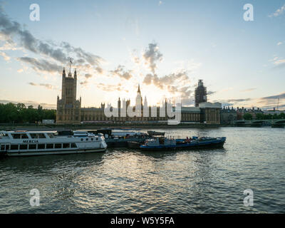 Parlamentsgebäude vom Südufer der Themse, London. Stockfoto