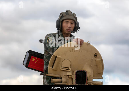 Region Moskau, Russland. 30. Juli 2019 Chinesische tank Crew sitzen im Tank Typ 96 (ZTZ-96 B) als Teil Ausbildung vor dem Start der internationalen Wettbewerb 'Tank biathlon-2019" im militärischen Bereich' Alabino", Moskau, Russland Stockfoto