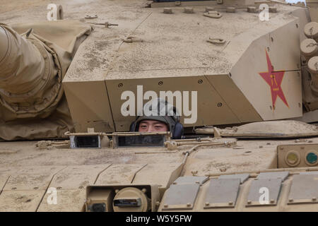 Region Moskau, Russland. 30. Juli 2019 Chinesische tank Crew sitzen im Tank Typ 96 (ZTZ-96 B) als Teil Ausbildung vor dem Start der internationalen Wettbewerb 'Tank biathlon-2019" im militärischen Bereich' Alabino", Moskau, Russland Stockfoto