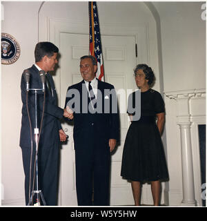 Vereidigung, Chester Bowles, wie Präsident Kennedy's besondere Vertreter und Berater in Afrikanischen, Asiatischen und Lateinamerikanischen Angelegenheiten. Präsident Kennedy, Chester Bowles, Mrs Bowles. Das Weiße Haus, Fisch. Stockfoto