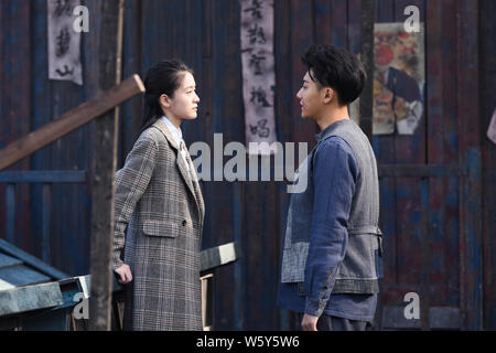 Chinesische Schauspieler Huang Zitao, rechts, besser bekannt als Z Tao, und die Schauspielerin Sophie Zhang oder Zhang Xueying sind während der Dreharbeiten am Set des Stockfoto