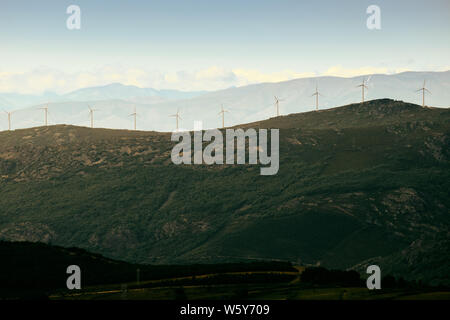 Power Generation Windrad dreht Windkraftanlagen Feld in Spanien Stockfoto