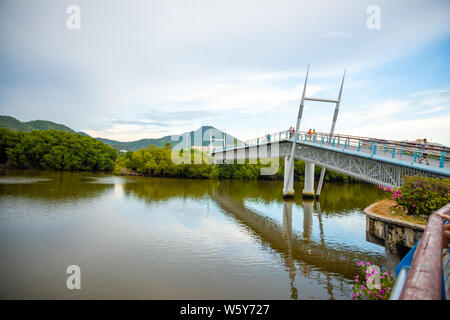 Sanya, Hainan, China - 26.06.2019: Neue Fußgängerbrücke über den Fluss in Sanya, Hainan, China Stockfoto