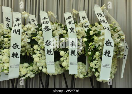 Die Kränze von Staatschefs für berühmte chinesische Kampfkunst Schriftsteller Louis Cha Leung-yung vorbereitet, besonders bekannt durch seine Pen name Jin Yong, sind o Stockfoto