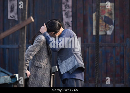 Chinesische Schauspieler Huang Zitao, rechts, besser als Z Tao bekannt, küsst die Schauspielerin Sophie Zhang oder Zhang Xueying während der Dreharbeiten am Set ihres neuen TV Stockfoto