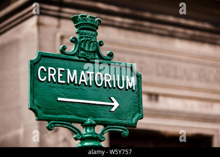 Wegweiser zum Krematorium auf dem Friedhof Père Lachaise, Paris Stockfoto