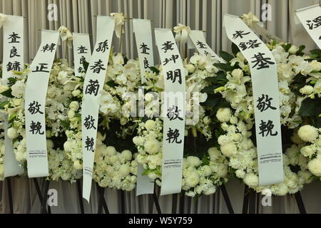 Die Kränze von Staatschefs für berühmte chinesische Kampfkunst Schriftsteller Louis Cha Leung-yung vorbereitet, besonders bekannt durch seine Pen name Jin Yong, sind o Stockfoto