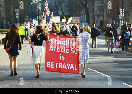 Die Ausweitung von Artikel 50 ist ein Verrat ZEICHEN IN DEN STRASSEN VON WESTMINSTER statt. BREXIT. Verlassen bedeutet verlassen. Die öffentliche Meinung. PROTEST in Westminster, London, Großbritannien. Stockfoto