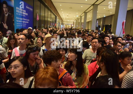------ Chinesische Touristen kaufen in einem King Power Duty Free Shop in Bangkok, Thailand, 13. März 2017. China's outbound Tourismus Markt befindet sich im Umbruch, ein c Stockfoto