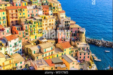 Bunte Häuser in Manarola Dorf in Cinque Terre Nationalpark. Die schöne Landschaft an der Küste von Italien. Fischerdorf in der Provinz La Spezia Stockfoto