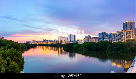 Sanya, Hainan, China - 26.06.2019: Sanya Sanya Stadtbild mit Blick auf den Fluss und auf Wohnhäuser in den Sonnenuntergang, Hainan Provinz, China Stockfoto