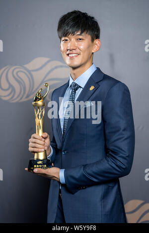 Chinesische Fußballspieler Yan Junling von Shanghai SIPG wirft mit seiner Trophäe, nachdem er den besten Torwart Award 2018 Chinesische Super Leagu Stockfoto