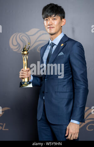 Chinesische Fußballspieler Yan Junling von Shanghai SIPG wirft mit seiner Trophäe, nachdem er den besten Torwart Award 2018 Chinesische Super Leagu Stockfoto