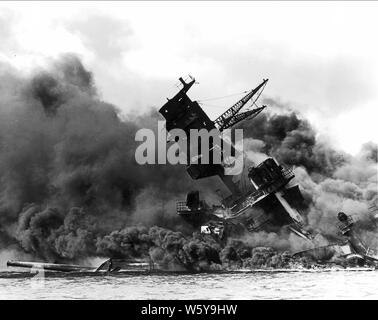 Die USS Arizona (BB-39) Brennen nach dem japanischen Angriff auf Pearl Harbor, 12/07/1941 Stockfoto