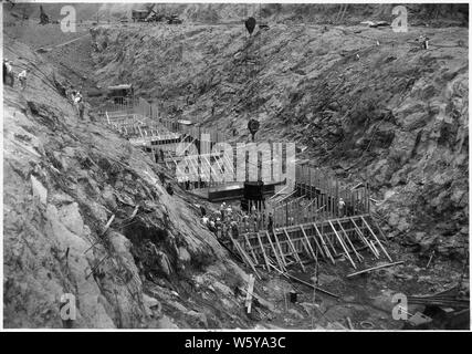 Der erste Eimer Beton Fugen ist in Boulder Dam ordnungsgemäße bei 11 eingetragen: 20:00 Uhr Juni 6, 1933. Dieser 8-kubische Batch wurde in Panel J-3 bei Elevation 530 platziert.; Umfang und Inhalt: Foto aus Band 2 einer Reihe von Fotoalben dokumentiert den Bau des Hoover Dam, Boulder City, Nevada. Stockfoto