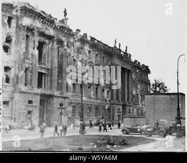 Das Auto von Präsident Harry S. Truman Pässe (Abstand) durch die Wilhelmstraße während Präsident Trumans Tour durch Berlin. Präsident Truman ist in Deutschland der Potsdamer Konferenz. [Dies ist nicht auf die Wilhelmstraße aber an das Berliner Stadtschloss] zu besuchen Stockfoto