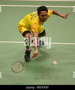 Jonatan Christie von Indonesien gibt einen Schuß zu Kento Momota Japans in ihre achte - Finale von singles Männer während der YONEX-SUNRISE Hongkong Stockfoto