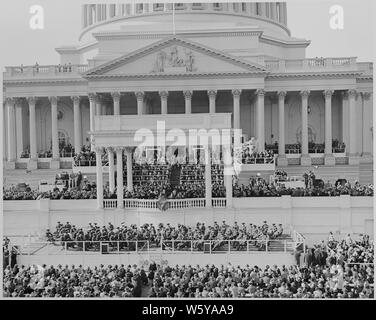 Die Amtseinführung von Präsident Harry S. Truman und Vice President Alben W. Barkley. Präsident Truman ist offenbar seine Antrittsrede. Das Foto zeigt die Eröffnungs-Stand in von der Capitol Building und die Menge um und unter Es versammelt. Stockfoto