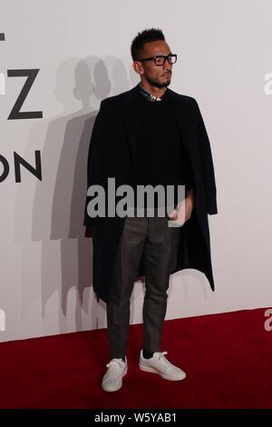 Pensionierte Japanischen Fußball-Star Hidetoshi Nakata kommt an der Louis Vuitton', Volez Voguez, Voyagez' Ausstellung in Shanghai, China, 15. November 2018. Stockfoto