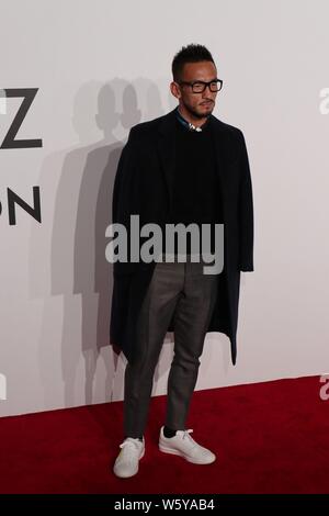 Pensionierte Japanischen Fußball-Star Hidetoshi Nakata kommt an der Louis Vuitton', Volez Voguez, Voyagez' Ausstellung in Shanghai, China, 15. November 2018. Stockfoto