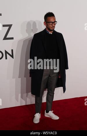 Pensionierte Japanischen Fußball-Star Hidetoshi Nakata kommt an der Louis Vuitton', Volez Voguez, Voyagez' Ausstellung in Shanghai, China, 15. November 2018. Stockfoto