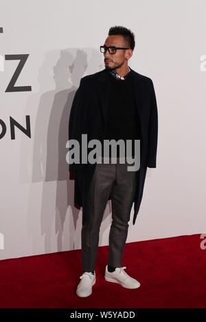 Pensionierte Japanischen Fußball-Star Hidetoshi Nakata kommt an der Louis Vuitton', Volez Voguez, Voyagez' Ausstellung in Shanghai, China, 15. November 2018. Stockfoto