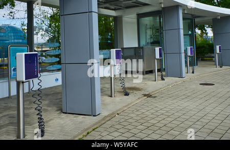 Wolfsburg, Deutschland, Juli 7., 2019: Kleine kompakte Module für das Laden von Elektroautos an einer Tankstelle Stockfoto